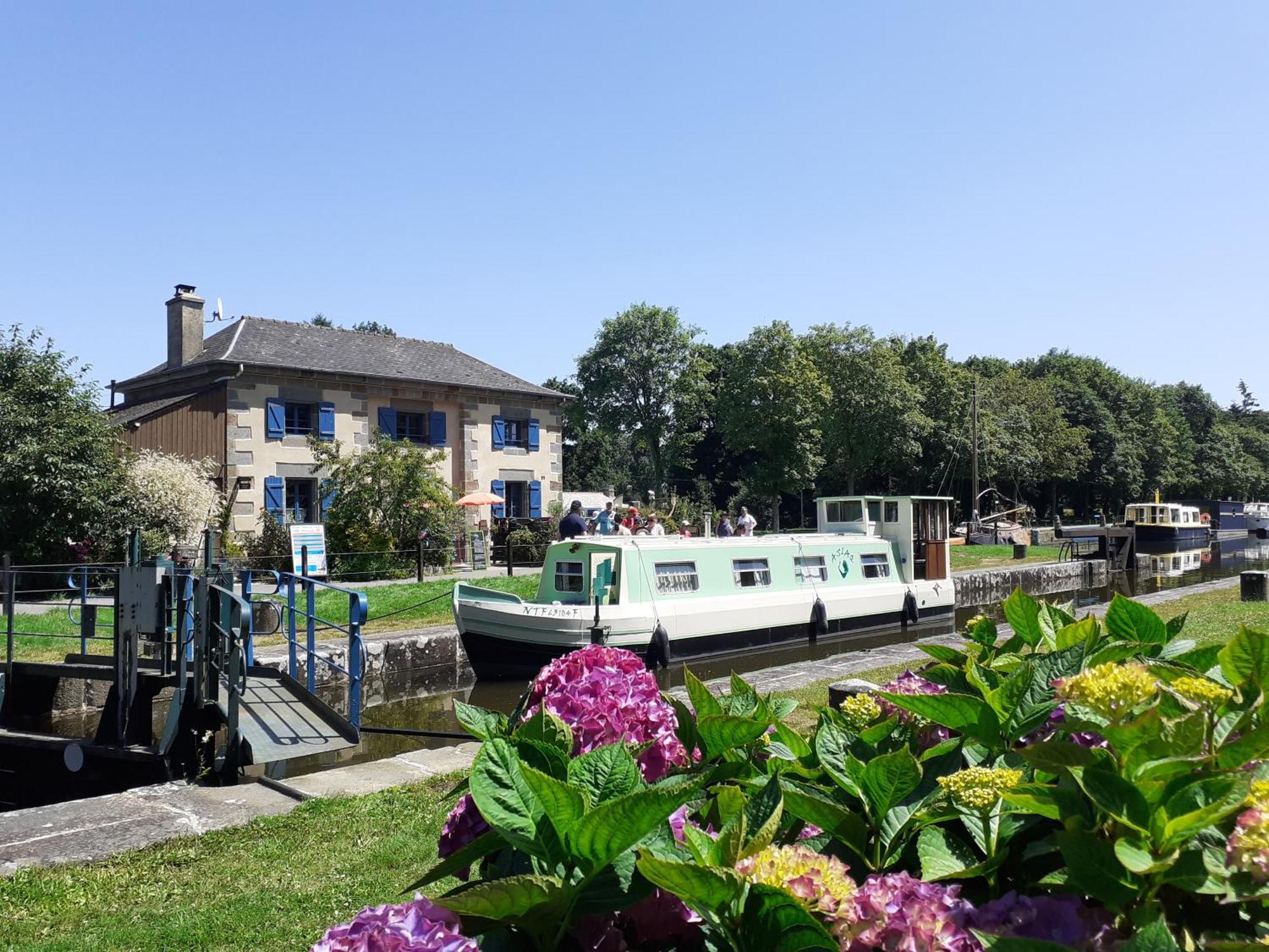 Ille Flottante, Maison Eclusiere Et Hebergements Insolites Sur Le Canal Hédé Екстериор снимка