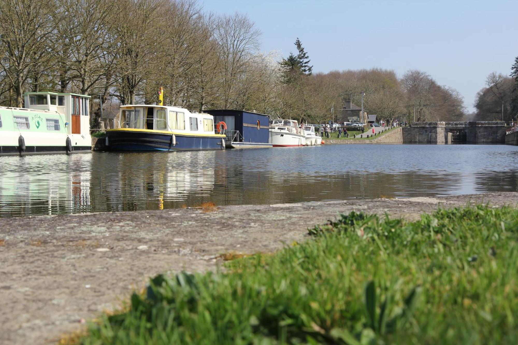 Ille Flottante, Maison Eclusiere Et Hebergements Insolites Sur Le Canal Hédé Екстериор снимка